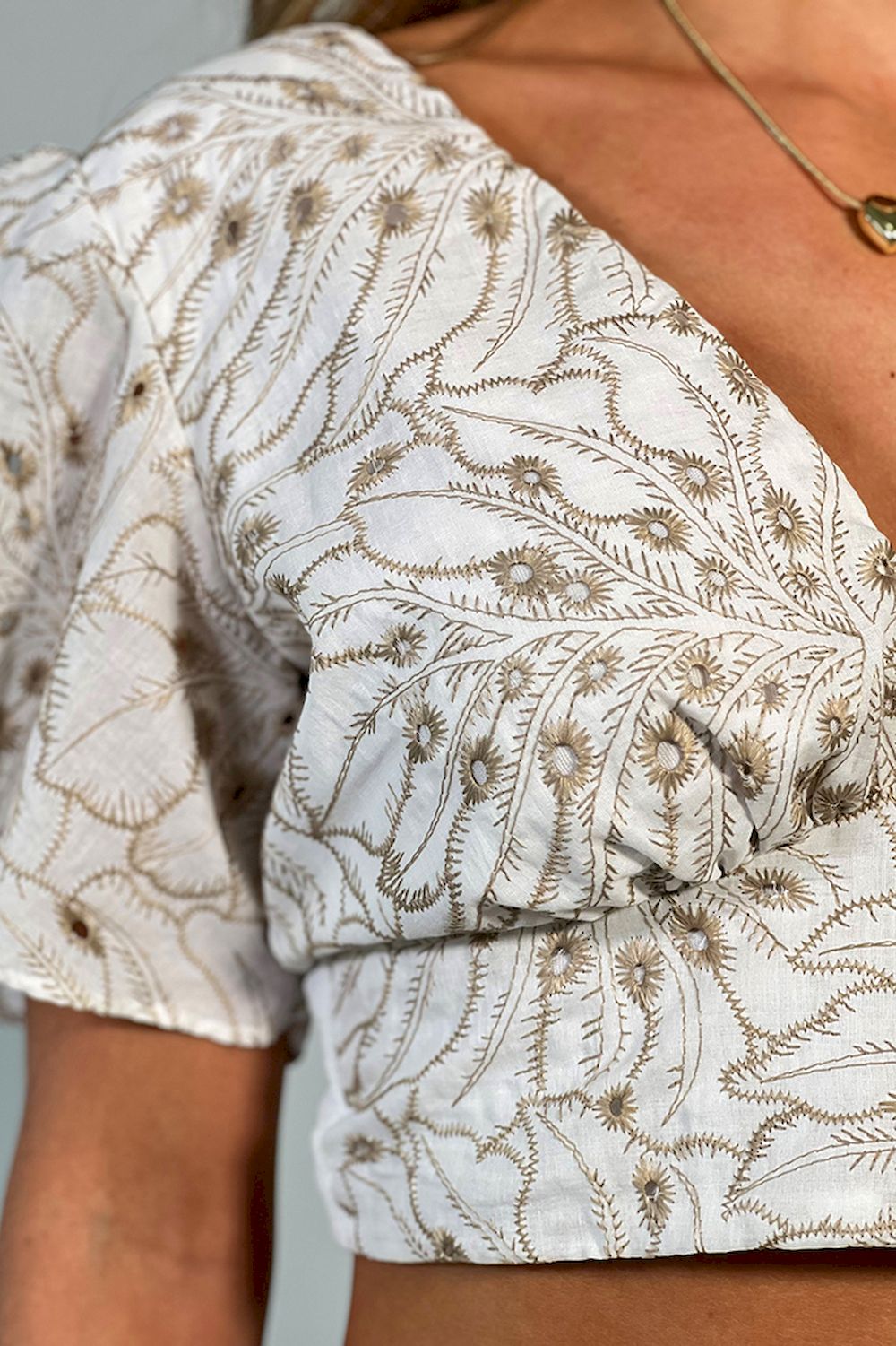 blusa corta ojalillo lino beige dyaboo DF01492